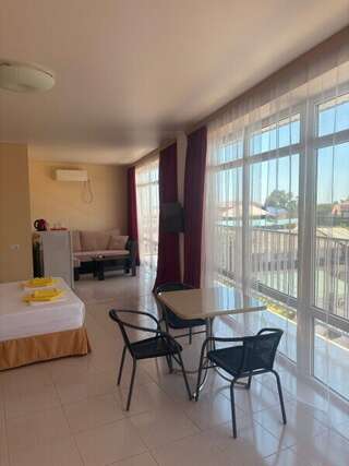 Гостиница Марсель Лермонтово Трехместная. Панорамные окна.-3