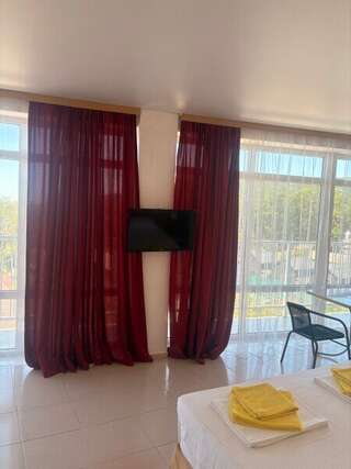 Гостиница Марсель Лермонтово Трехместная. Панорамные окна.-9