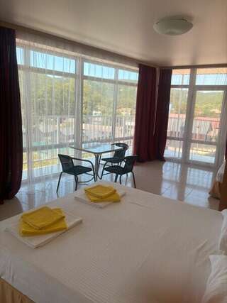 Гостиница Марсель Лермонтово Трехместная. Панорамные окна.-1